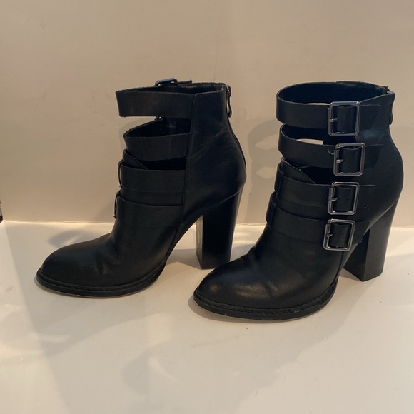 Gently worn Chinese laundry size 8 heeled boots. - Picture 4 of 8